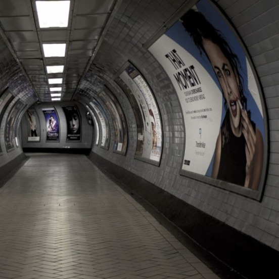 vallas de publicidad en Madrid en metro